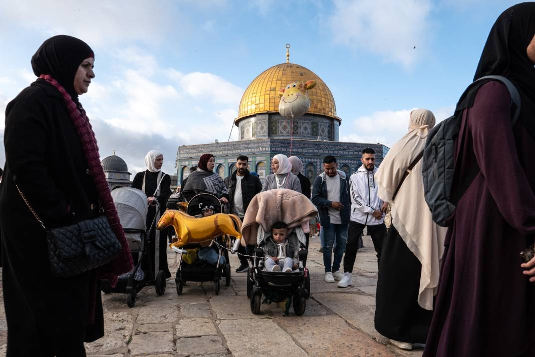 İsrail’in kısıtlamalarına rağmen akın ettiler: 120 Bin Filistinli Mescid-i Aksa’da saf tuttu - Resim: 28